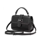 Echtleder Handtasche fuer Damen aus schwarzem Rindsleder freigestellt vor weissem Hintergrund