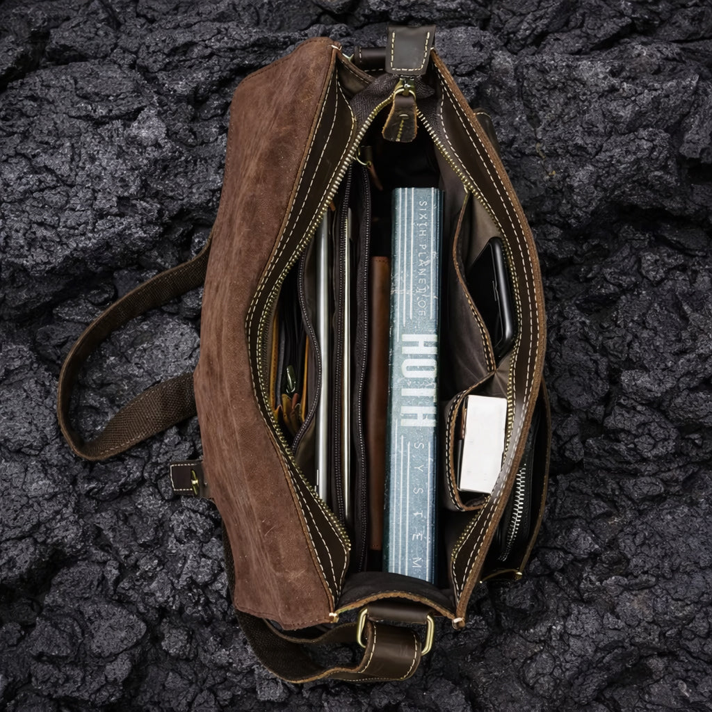 Echtleder Herren Tasche braun Innenansicht mit Laptopfach, Reissverschlussfach und Organizer, robuste Leder Umhängetasche im Vintage Stil