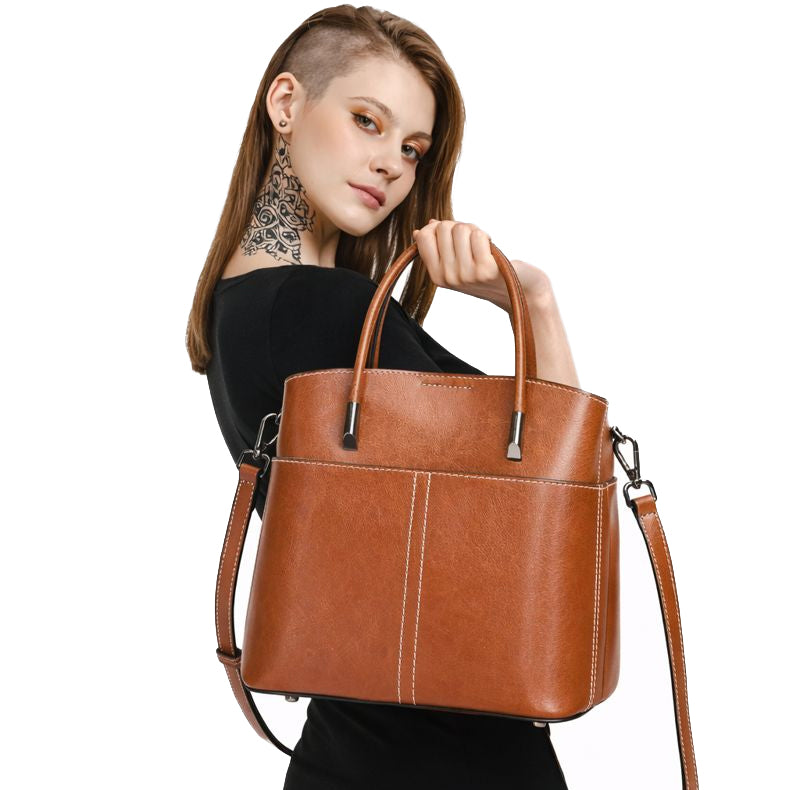 Damen Echtleder Tasche in Braun – Model trägt Handtasche aus echtem Rindsleder
