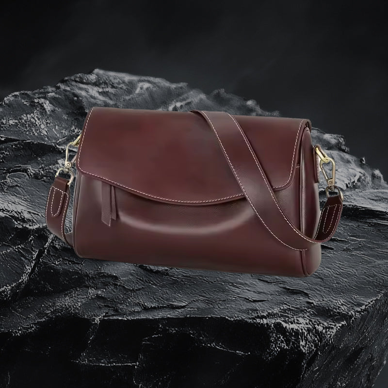 Echtleder Umhängetasche Damen in Braun aus echtem Leder auf dunklem Fels-Hintergrund