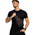 Echtleder Umhängetasche Herren getragen am Model in Alltagshaltung