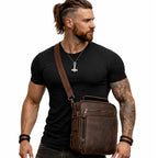 Herren Umhängetasche aus Echtleder Seitenansicht am Model, hochwertige Ledertasche mit Struktur