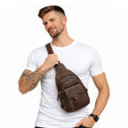 Echtleder Umhängetasche Herren aus Rindsleder, kompakte Crossbody-Tasche braun, getragen am Model von vorne