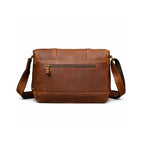 Echtleder Umhängetasche Herren braun, Rückansicht auf hellem Hintergrund