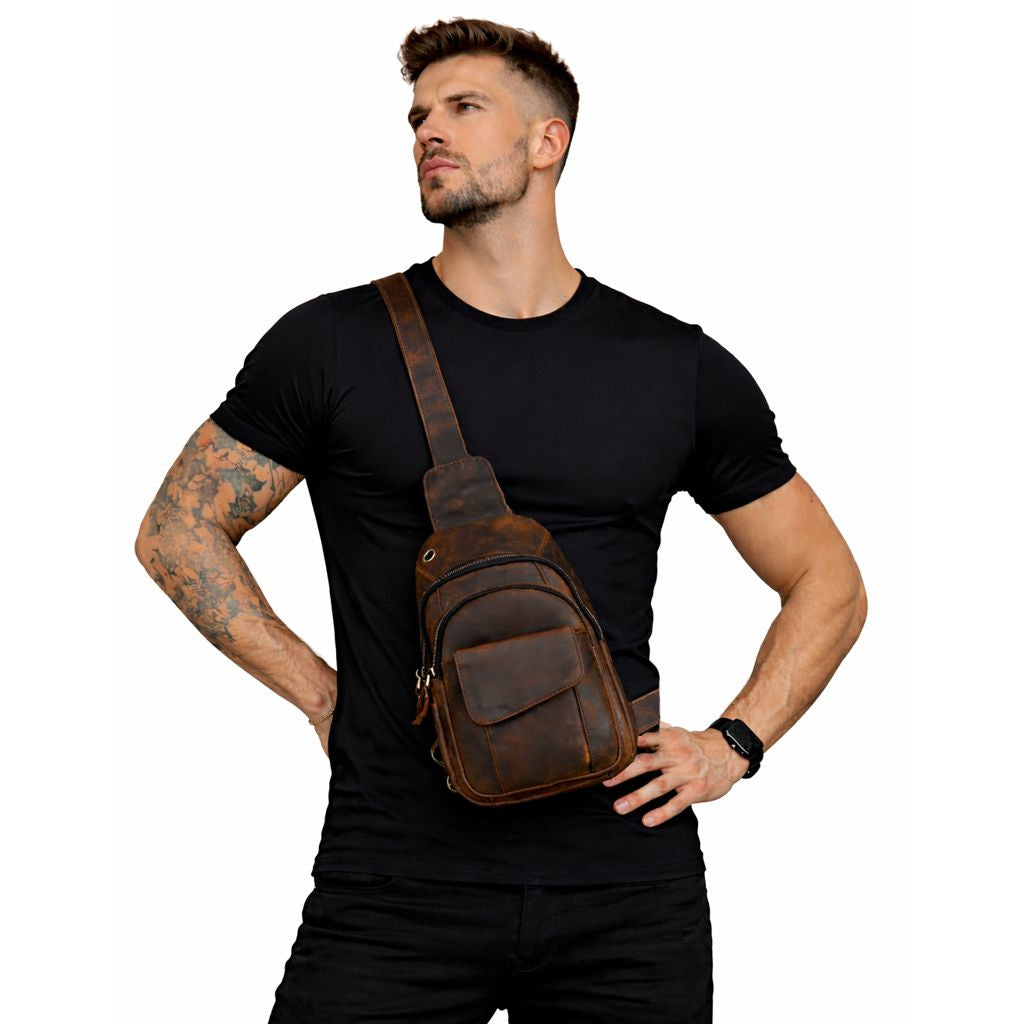 Echtleder Umhängetasche Herren vorne getragen aus dunklem Rindsleder am Model
