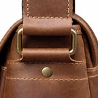 Befestigung des Schulterriemens an brauner Echtleder Umhängetasche