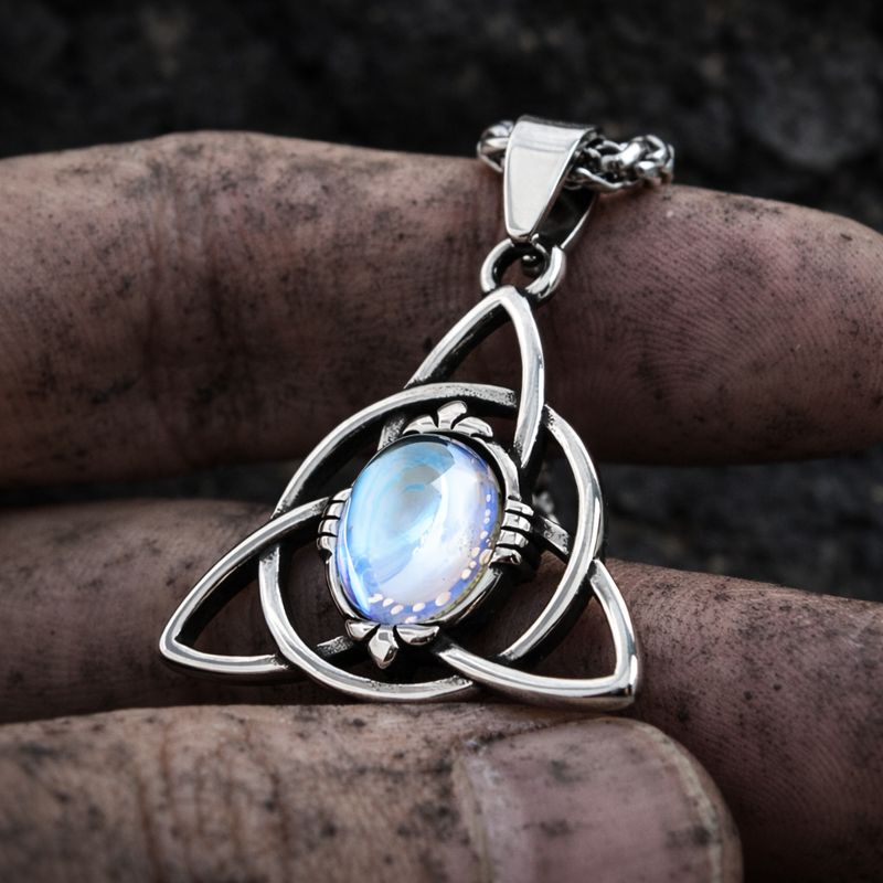 Halskette Damen mit Triquetra Anhänger aus Edelstahl und blauem Stein in Nahaufnahme