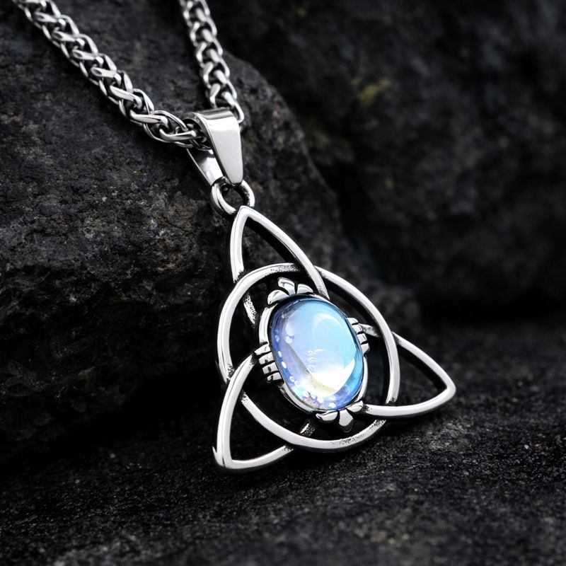 Halskette Damen Triquetra Anhänger aus Edelstahl mit blauem Stein in Seitenansicht