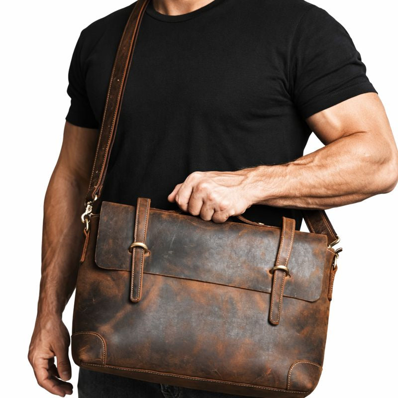 Herren Echtleder Umhängetasche aus Rindsleder für Business und Alltag, robuste Ledertasche getragen von muskulösem Model auf weissem Hintergrund