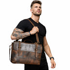 Herren Umhängetasche aus echtem Leder in Braun, hochwertige Business Echtledertasche getragen von Model, robuste Leder Herren Tasche für Arbeit und Alltag