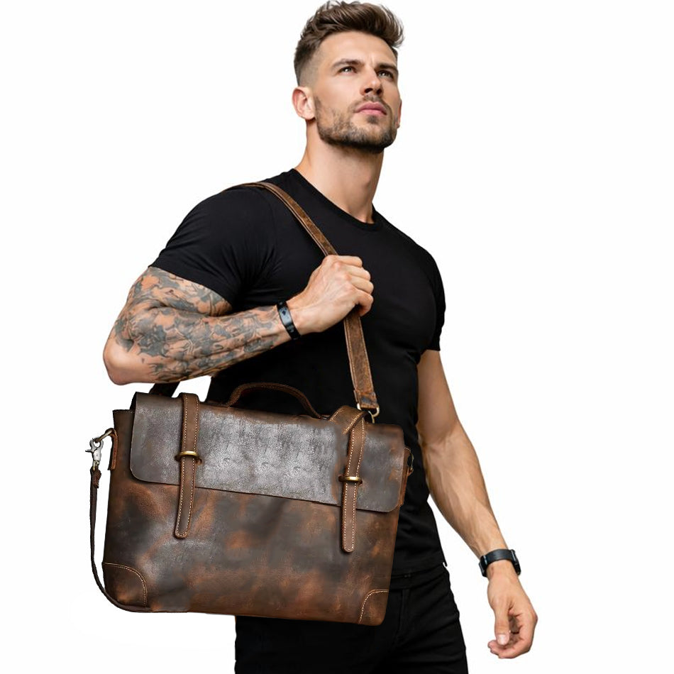 Herren Umhängetasche aus echtem Leder in Braun, hochwertige Business Echtledertasche getragen von Model, robuste Leder Herren Tasche für Arbeit und Alltag
