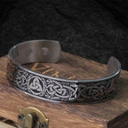 Wikinger Armring mit keltischem Knotenmuster aus Edelstahl – nordischer Armreif im Wikingerstil auf Holzuntergrund