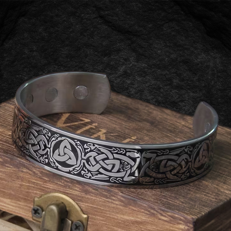 Wikinger Armring mit keltischem Knotenmuster aus Edelstahl – nordischer Armreif im Wikingerstil auf Holzuntergrund