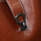 Lederstruktur einer Damen Handtasche aus echtem Ölwachsleder