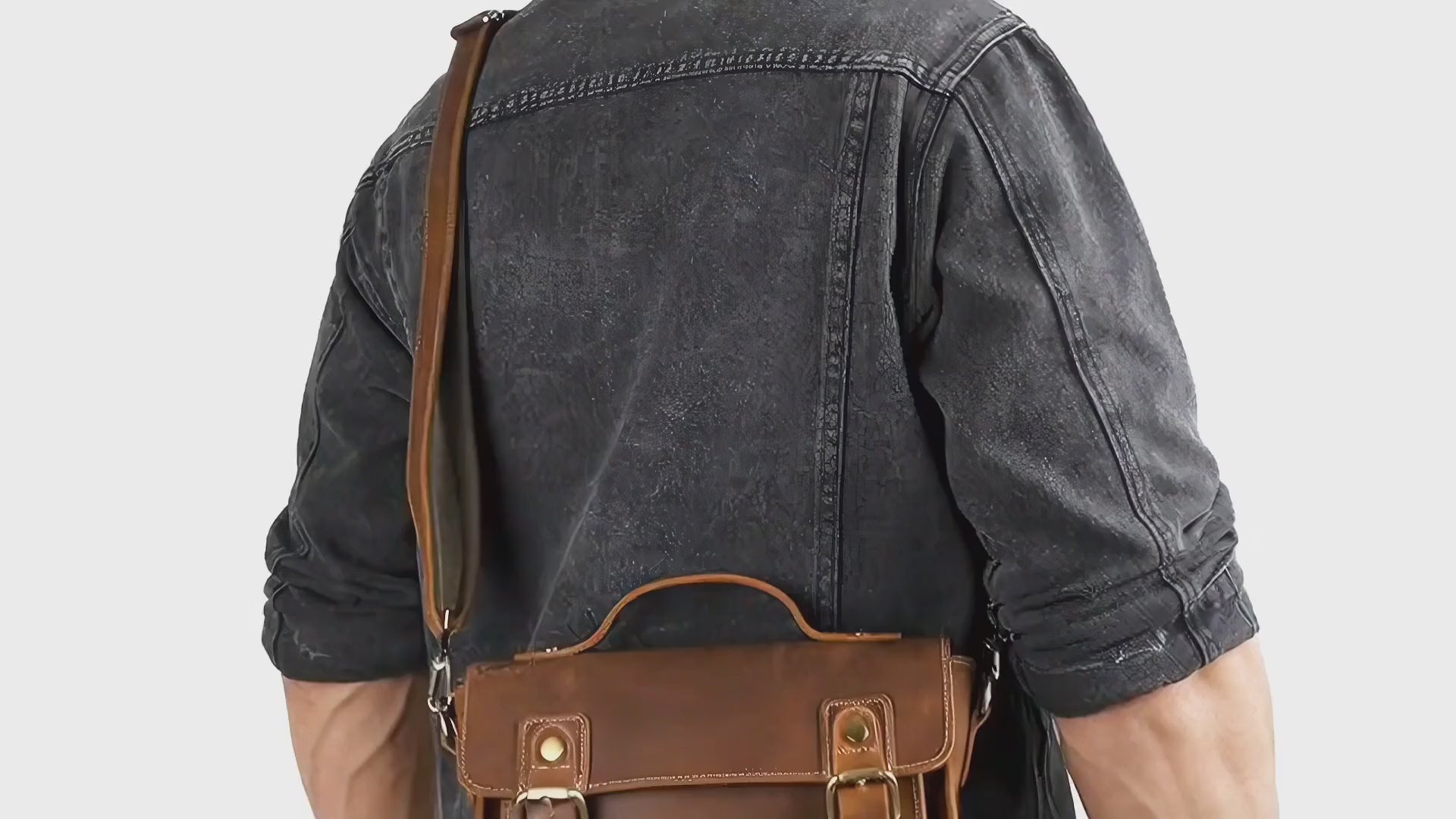 Echtleder Umhängetasche aus Rindsleder getragen am Rücken – zeitloses Design für Damen und Herren