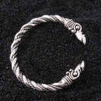 Detailansicht Rabenkopf-Enden am Raben-Armreif aus 925 Sterling Silber, fein ausgearbeiteter nordischer Silberschmuck