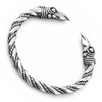 Offener Raben-Armreif aus massivem 925 Sterling Silber, gedrehte Struktur und Rabenkopf-Enden im nordischen Design