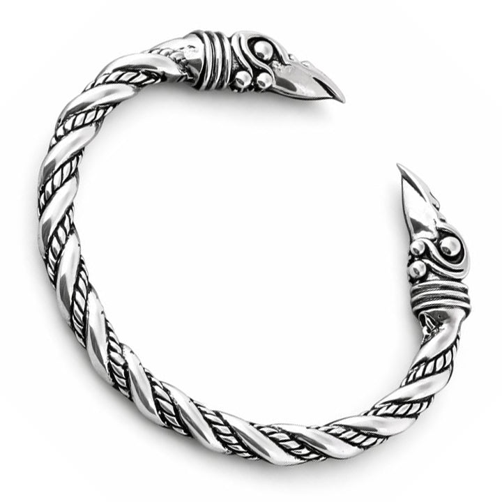 Offener Raben-Armreif aus massivem 925 Sterling Silber, gedrehte Struktur und Rabenkopf-Enden im nordischen Design