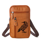 Braune nordische Smartphone Umhängetasche mit Rabenmotiv aus Kunstleder, kompakte Handytasche mit Schultergurt für Smartphone, Karten und kleine Gegenstände