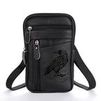 Schwarze nordische Smartphone Umhängetasche mit Rabenmotiv aus Kunstleder, kompakte Handytasche mit Schultergurt und Reissverschlussfächern für Smartphone und Alltag