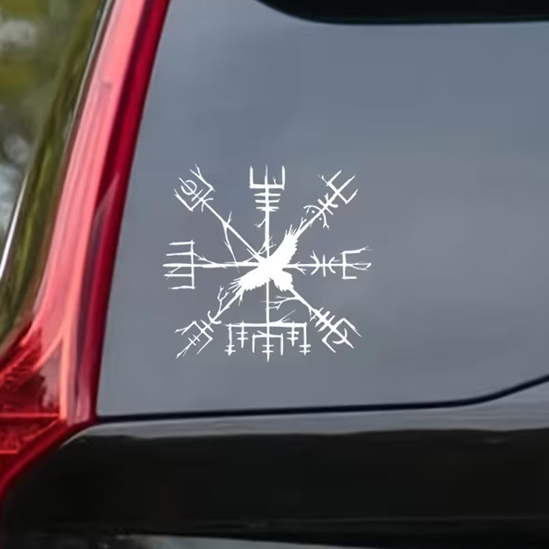 Vegvisir Wikinger Runen Kompass mit Rabe als Autoaufkleber auf Fahrzeugheck – nordisches Schutzsymbol der Wikinger