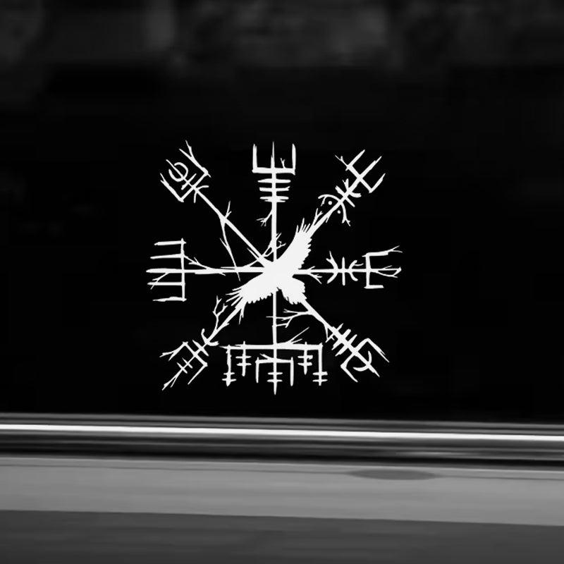Vegvisir Wikinger Kompass mit Rabe als Autoaufkleber auf Heckscheibe – nordisches Runen Schutzsymbol der Wikinger