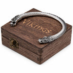 Wikinger Armring aus Edelstahl in Silber mit Wolfsköpfen auf Holzbox