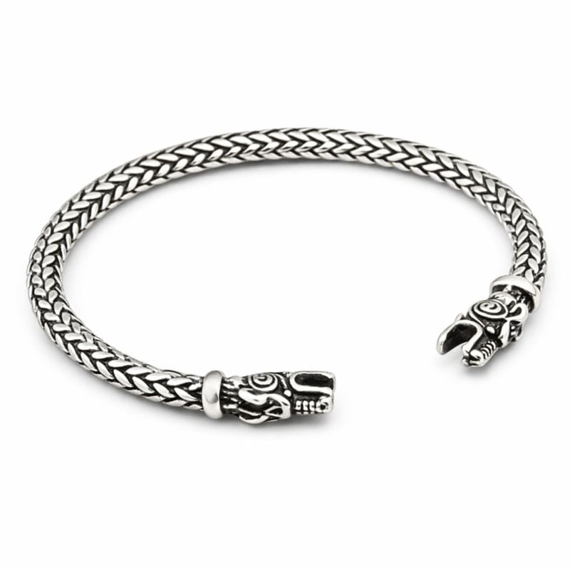 Wikinger Armring aus 925 Silber mit Wolfskopf, geflochtenes Design, freigestellt auf weissem Hintergrund