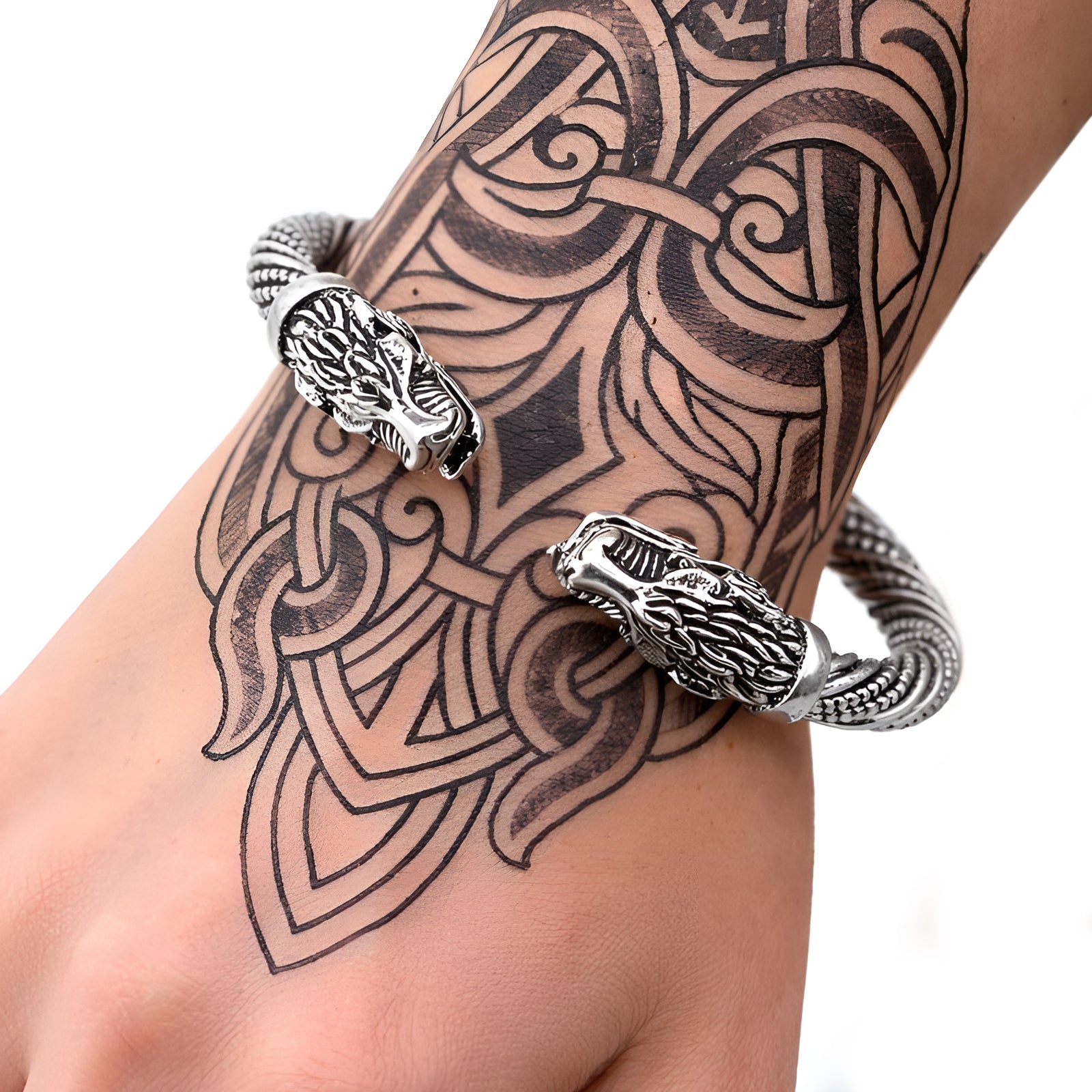 Wikinger Armring Damen FREYA in Silber getragen am tätowierten Arm – nordischer Armschmuck für Frauen