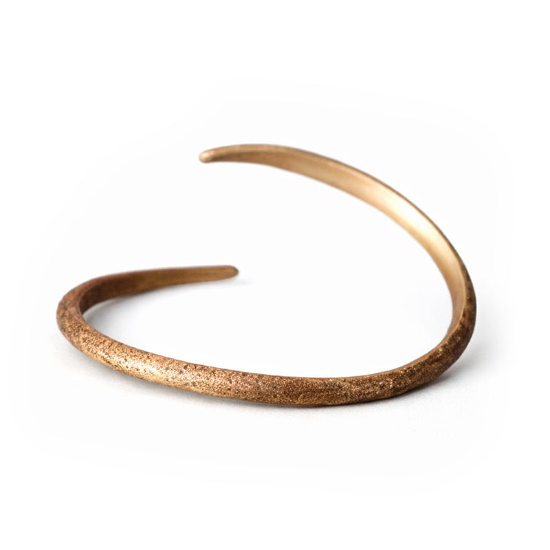 Schlichter Wikinger Armring für Damen aus Kupfer in offener Form auf weissem Hintergrund