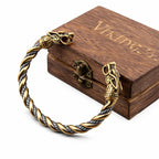 Wikinger Armring aus Edelstahl in Gold und Silber mit Wolfsköpfen auf Holzbox