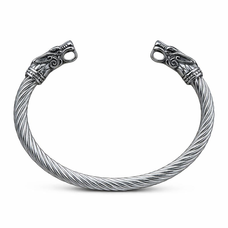 Wikinger Armring aus Edelstahl in Silber mit Wolfsköpfen auf weissem Hintergrund