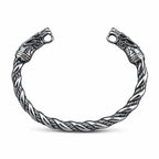 Detailansicht Wikinger Armring aus Edelstahl mit Wolfskopf-Motiv auf weissem Hintergrund