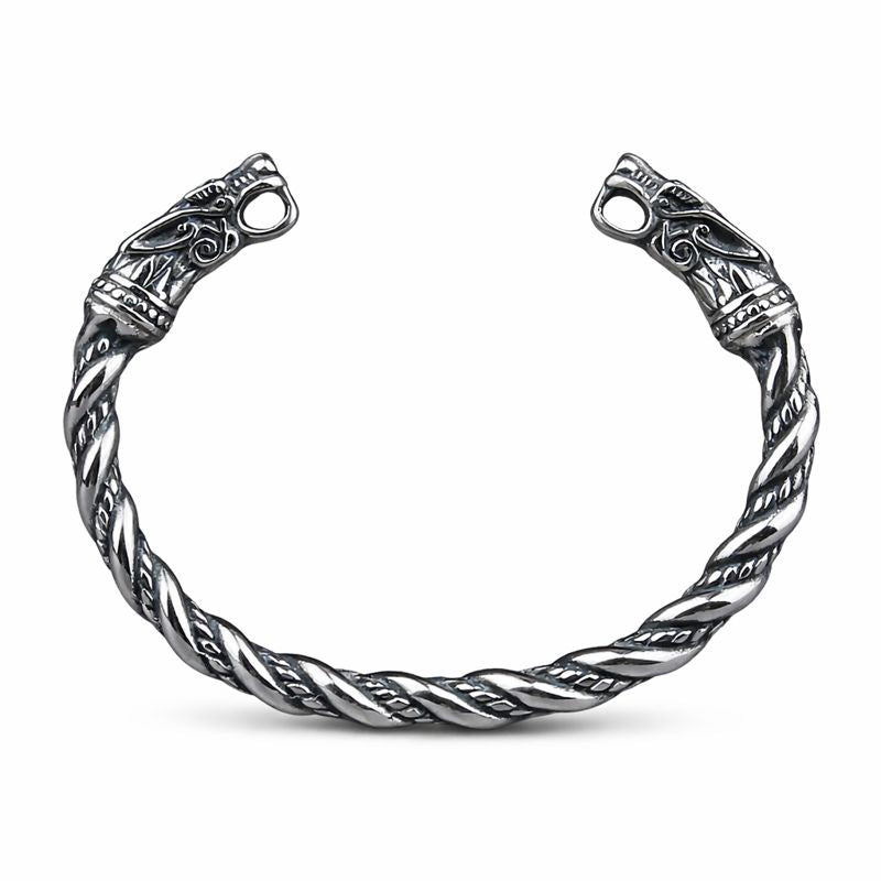 Detailansicht Wikinger Armring aus Edelstahl mit Wolfskopf-Motiv auf weissem Hintergrund