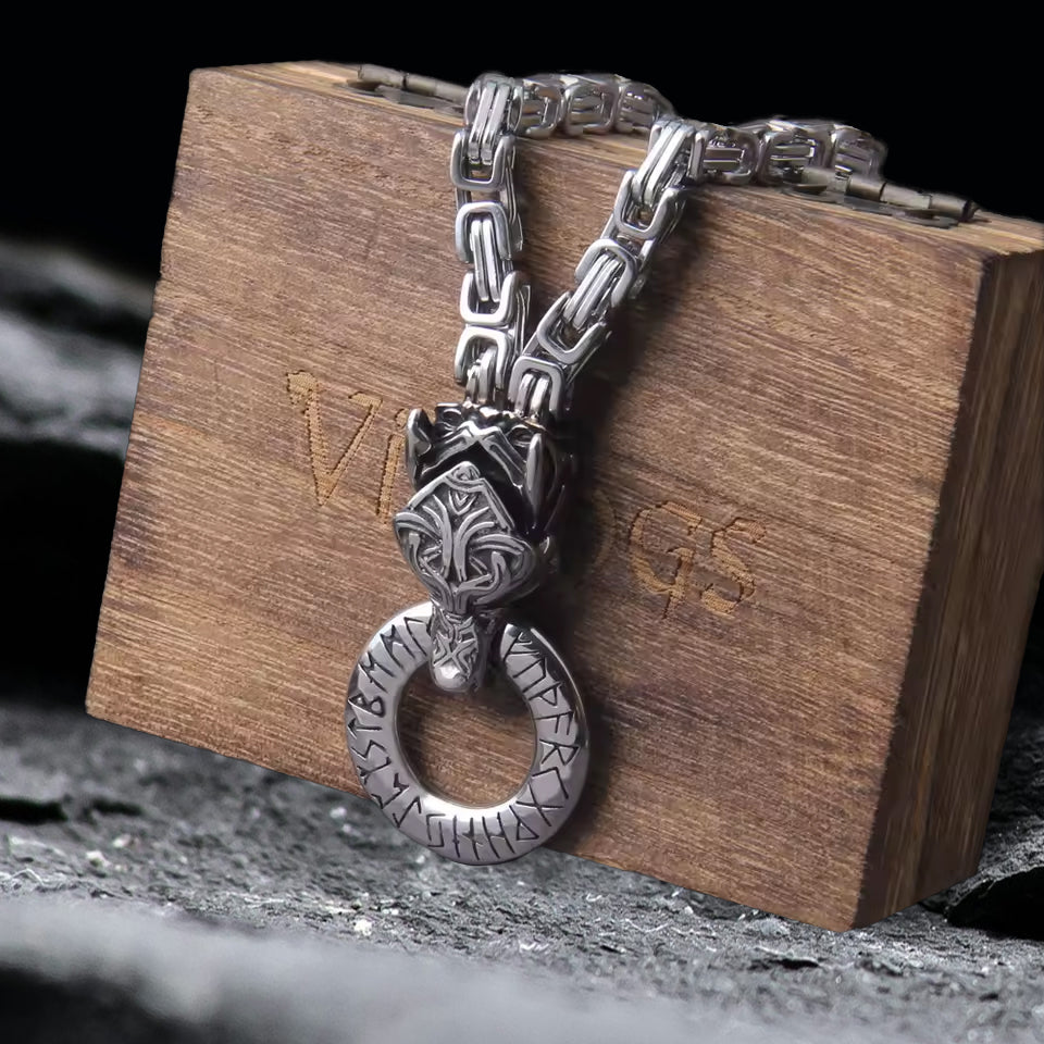 Wikinger Halskette Fenris mit Wolfskopf und Runenring auf Schmucktruhe