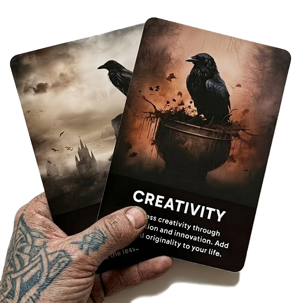 Wikinger Tarot Karten kaufen – Orakel Deck in Wikinger Hand mit Runen Tattoo – Wahrsagekarten nordische Mythologie Raben Design Creativity Karte esoterische Geschenkidee Odin Huginn Muninn.