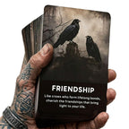 Wikinger Tarot Karten kaufen – Orakel Deck in Wikinger Hand mit Runen Tattoo – Crow's Insight Wahrsagekarten nordische Mythologie esoterische Geschenkidee Odin Huginn Muninn.