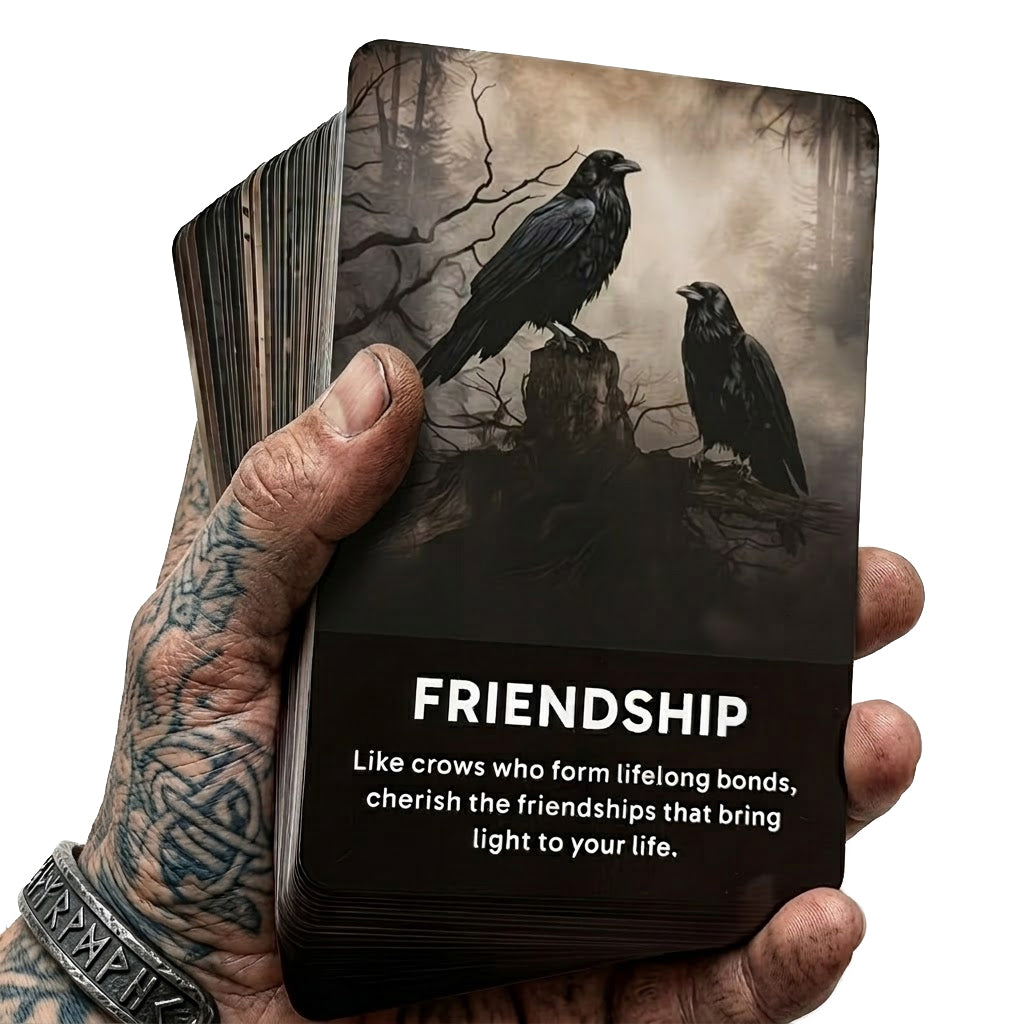 Wikinger Tarot Karten kaufen – Orakel Deck in Wikinger Hand mit Runen Tattoo – Crow's Insight Wahrsagekarten nordische Mythologie esoterische Geschenkidee Odin Huginn Muninn.